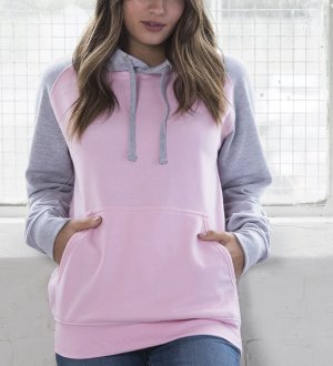 Le sweat JH009 à personnaliser pour homme et femme en coloris Baby Pink/Heather Grey Le mannequin femme porte le sweat à capuche baseball JH009 à personnaliser en coloris Baby Pink/Heather Grey