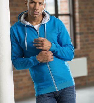 Le sweat-shirt JH053 à personnaliser en coloris Sapphire Blue Heather Grey Le mannequin homme porte le sweat à zip et capuche contrastés JH053 personnalisable en coloris Sapphire Blue Heather Grey