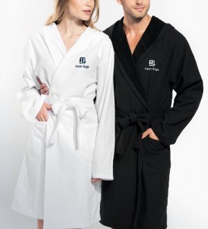 un homme et une femme portent le peignoir à personnaliser en blanc et noir avec logo personnalisé un homme et une femme portent le peignoir à personnaliser en blanc et noir avec logo personnalisé