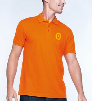 Le polo K254 à personnaliser en coloris Orange. Le mannequin homme porte le polo à personnaliser K254 à manches courtes en coloris Orange.