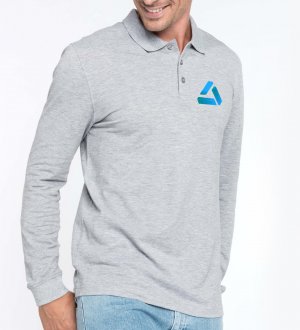 Le polo K256 à personnaliser en coloris Oxford Grey. Le mannequin homme porte le polo à manches longues K256 à personnaliser en coloris Oxford Grey.