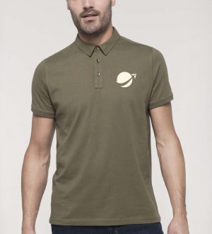 Homme portant un polo en jersey avec exemple de logo Homme portant un polo en jersey avec exemple de logo