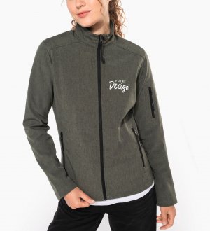 Le mannequin femme porte la veste softshell K400 à personnaliser en coloris Red Le mannequin femme porte la veste softshell K400 à personnaliser en coloris Red