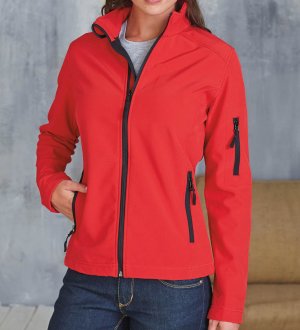 La veste softshell K400 à personnaliser en coloris Red Le mannequin femme porte la veste softshell K400 à personnaliser en coloris Red