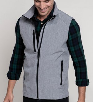 Le bodywarmer softshell K403 à personnaliser en coloris Marl Grey Le mannequin homme porte le bodywarmer softshell K403 à personnaliser en coloris Marl Grey