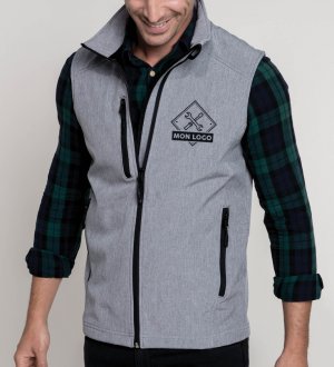 Le bodywarmer softshell K403 à personnaliser en coloris Marl Grey Le mannequin homme porte le bodywarmer softshell K403 à personnaliser en coloris Marl Grey