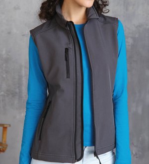 Le bodywarmer softshell K404 à personnaliser en coloris Titanium Le mannequin femme porte le bodywarmer softshell K404 à personnaliser en coloris Titanium