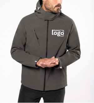 Exemple de logo floqué sur le coeur de la veste personnalisable K413 en coloris titanium Exemple de logo floqué sur le coeur de la veste personnalisable K413 en coloris titanium