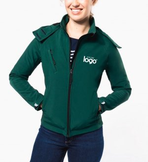 mannequin femme de face portant la Veste softshell à capuche amovible femme Personnalisable mannequin femme de face portant la Veste softshell à capuche amovible femme Personnalisable