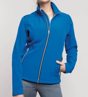 La veste softshell K425 personnalisable en coloris Light Royal Blue Le mannequin femme porte la veste softshell 2 couches K425 à manches longues zipée personnalisable en coloris Light Royal Blue
