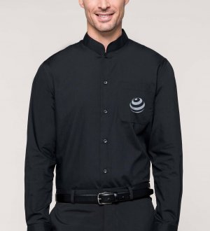 Chemise homme col mao à personnaliser K515 avec logo porté par un homme Chemise homme col mao à personnaliser K515 avec logo porté par un homme