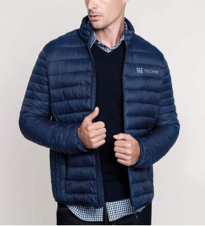 Un homme qui porte la veste K6120 avec un logo Un homme qui porte la veste K6120 avec un logo
