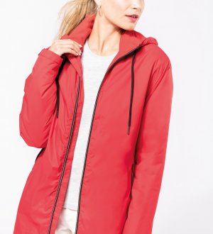 Veste personnalisable K6153 en coloris Red Femme qui porte une veste personnalisable K6153 en coloris Red sans logo