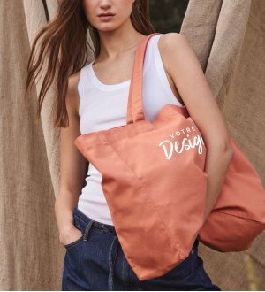 mannequin femme de face portant Le sac shopping personnalisable