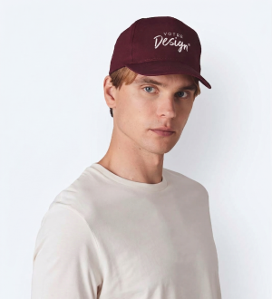 Mannequin homme de face portant la casquette KP116 couleur burgundy