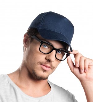 La casquette 5 panneaux KP116 à personnaliser en coloris Navy Le mannequin porte la casquette 5 panneaux KP116 à personnaliser en coloris Navy