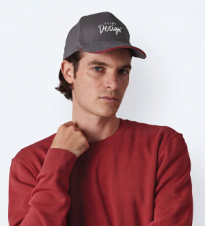 Mannequin femme de face portant la casquette KP124 couleur slate grey/red Mannequin femme de face portant la casquette KP124 couleur slate grey/red