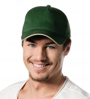 La casquette contrastée KP124 à personnaliser en coloris Forest Green / Beige Le mannequin porte la casquette contrastée KP124 à personnaliser en coloris Forest Green / Beige