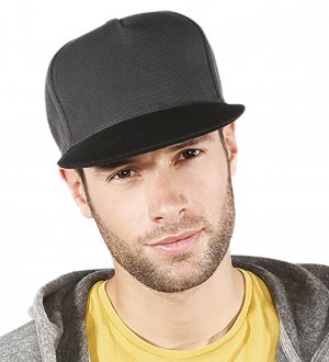 La caquette snapback à personnaliser KP129 en coloris Dark Grey / Black Le mannequin porte la caquette snapback à personnaliser KP129 en coloris Dark Grey / Black