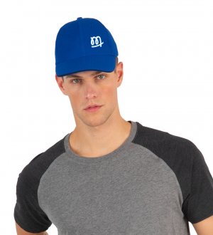 Casquette bleu en maille piquée personnalisée avec un logo porté Casquette bleu en maille piquée personnalisée avec un logo porté