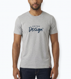 Mannequin homme de face portant le t-shirt Léon couleur gris chiné