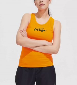 Mannequin femme portant le débardeur sport femme personnalisable 02117