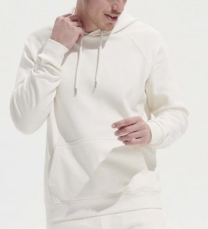 Sweat à capuche personnalisable Stellar en coton bio sans logo porté par un homme Sweat à capuche personnalisable Stellar en coton bio sans logo porté par un homme