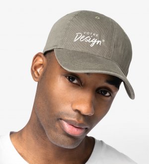 mannequin homme de face portant la Casquette écoresponsable délavée unisexe