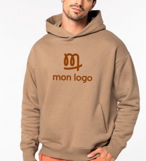 NS408 en couleur driftwood avec logo Homme portant un NS408 en couleur driftwood avec logo