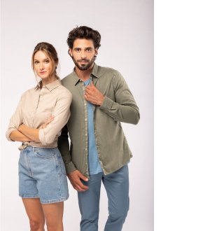 Chemise pour femme NS503 en coloris Linen et chemise pour homme NS502 en coloris Pale Khaki Chemise pour femme NS503 en coloris Linen et chemise pour homme NS502 en coloris Pale Khaki