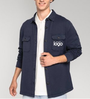 mannequin homme de face portant la Surchemise écoresponsable délavée en molleton gratté homme personnalisable mannequin homme de face portant la Surchemise écoresponsable délavée en molleton gratté homme personnalisable