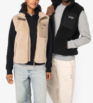 mannequin femme et mannequin homme de face portant le Bodywarmer écoresponsable en sherpa unisexe personnalisable mannequin femme et mannequin homme de face portant le Bodywarmer écoresponsable en sherpa unisexe personnalisable