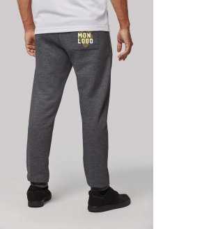 Dos du pantalon de jogging pour homme PA1012 avec exemple de logo imprimé sur la poche arrière Dos du pantalon de jogging pour homme PA1012 avec exemple de logo imprimé sur la poche arrière