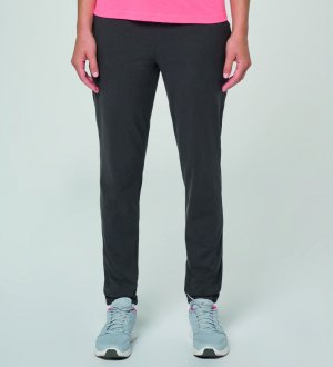 Pantalon de jogging PA186 porté par une femme Pantalon de jogging PA186 porté par une femme