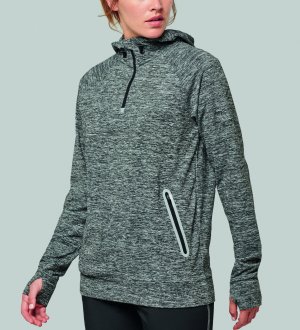Femme portant le sweat personnalisable PA360 sans logo Femme portant le sweat personnalisable PA360 sans logo