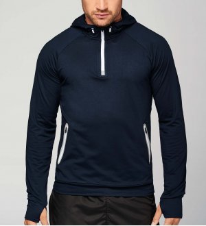 Sweat de sport PA360 en coloris Navy sans logo porté par un homme