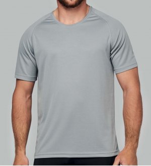 Le t-shirt respirant PA438 à personnaliser en coloris Fine Grey Le modèle homme porte le t-shirt respirant PA438 à personnaliser en coloris Fine Grey