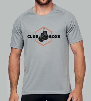 Le t-shirt respirant PA438 à personnaliser en coloris Fine Grey Le modèle homme porte le t-shirt respirant PA438 à personnaliser en coloris Fine Grey