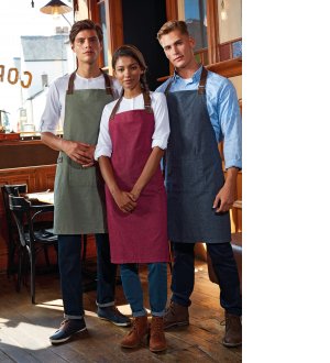 Tabliers PR144 en coloris Moss, Burgundy et Navy Deux hommes et une femme portent des tabliers unisexe PR144 en coloris Moss, Burgundy et Navy