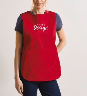Femme qui porte un tablier chasuble PR171 sans logo Femme qui porte un tablier chasuble PR171 sans logo