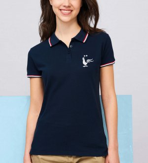 Exemple de logo floqué sur le polo femme Prestige Women en coloris French Marine Exemple de logo floqué sur le polo femme Prestige Women en coloris French Marine