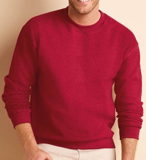 Le sweat GI18000 à personnaliser en coloris Cherry Red Le mannequin homme porte le sweat GI18000 à col rond en couleur Cherry Red