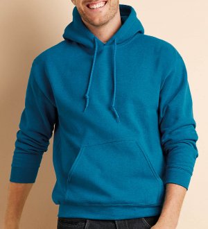 Le sweat à capuche GI18500 à personnaliser en coloris Antique Sapphire Le mannequin homme porte le sweat à capuche et poche kangourou personnalisable GI18500 en coloris Antique Sapphire