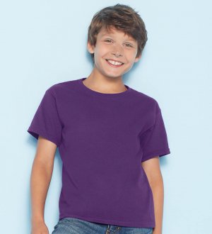 Le t-shirt GI6400B à personnaliser en coloris Purple Le mannequin enfant porte le t-shirt GI6400B à manches courtes et col rond personnalisable en coloris Purple