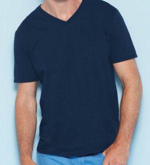 Le t-shirt GI64V00 à col V à personnaliser en coloris Navy Le mannequin homme porte le t-shirt col V et manches courtes GI64V00 à personnaliser en coloris Navy