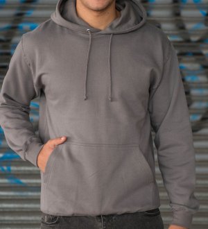 Le sweat JH001 à personnaliser en coloris Stell Grey Le mannequin homme porte le sweat à capuche et poche kangourou personnalisable JH001 en coloris Stell Grey