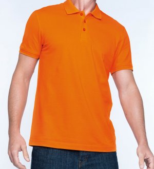 Le polo K254 à personnaliser en coloris Orange. Le mannequin homme porte le polo à personnaliser K254 à manches courtes en coloris Orange.