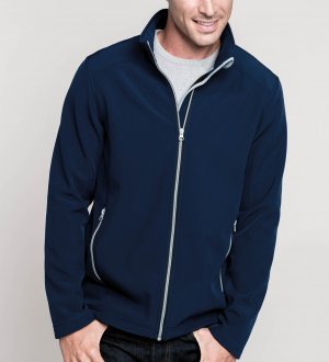 La veste softshell K424 à personnaliser en coloris Navy Le mannequin homme porte la veste softshell K424 à personnaliser en coloris Navy
