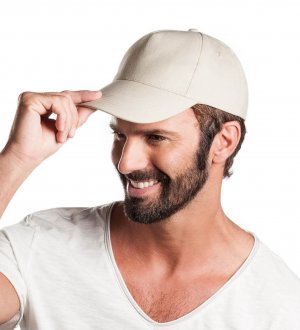 La casquette KP051 à personnaliser en coloris Beige Le mannequin porte la casquette 5 panneaux KP051 à personnaliser en coloris Beige