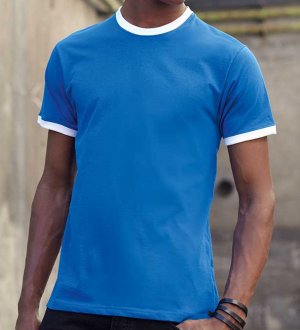 Le t-shirt SC61168 à personnaliser en coloris Royal Blue / White Le mannequin homme porte le t-shirt à col et bords des manches contrastés SC61168 à personnaliser en coloris Royal Blue / White